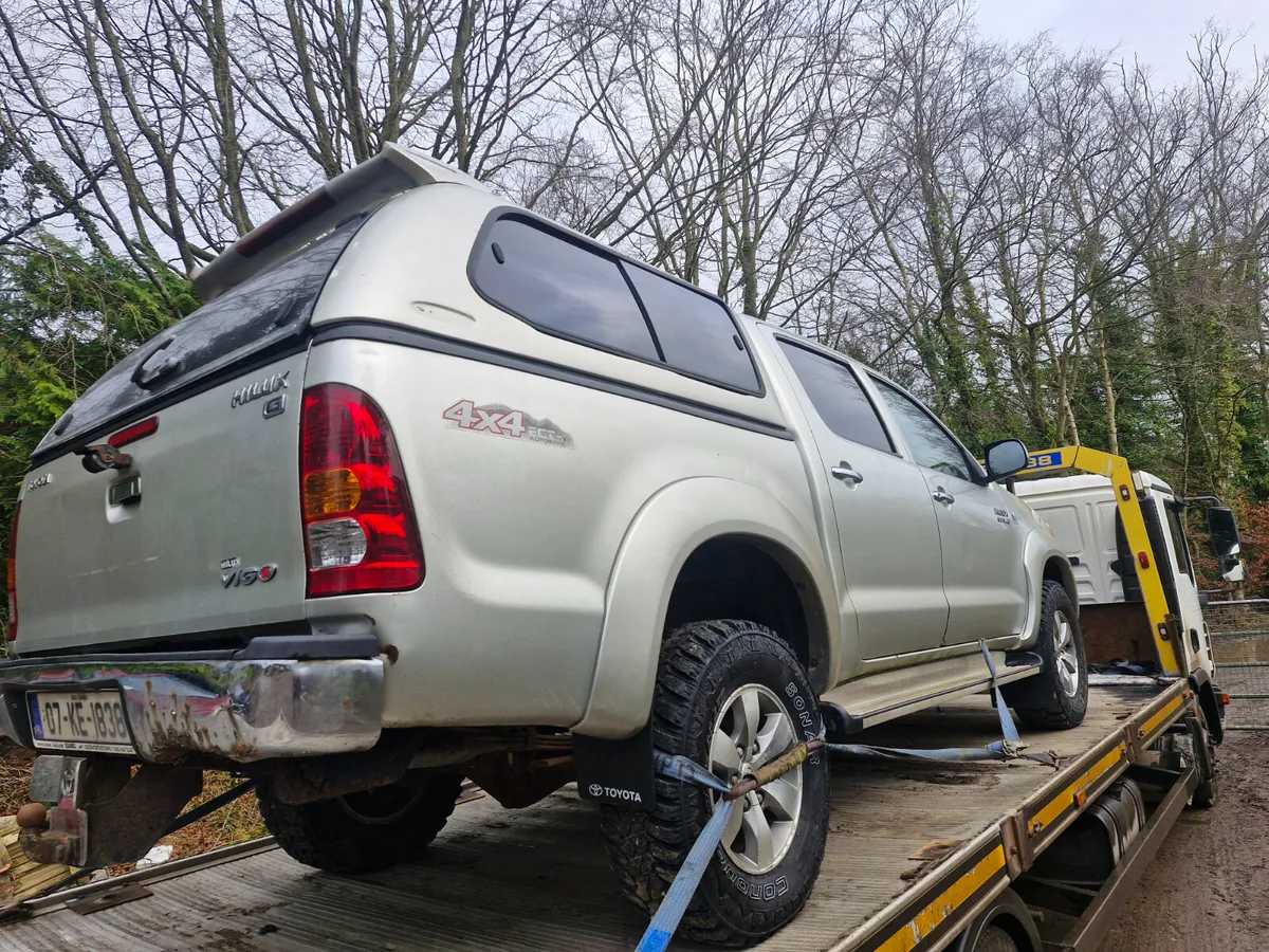 Toyota Hilux 2006 auto breaking for parts - Image 1