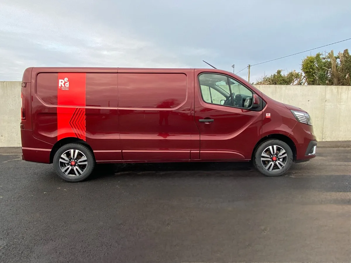Renault Trafic Exclusive Carmen Red 150/170 HP - Image 2