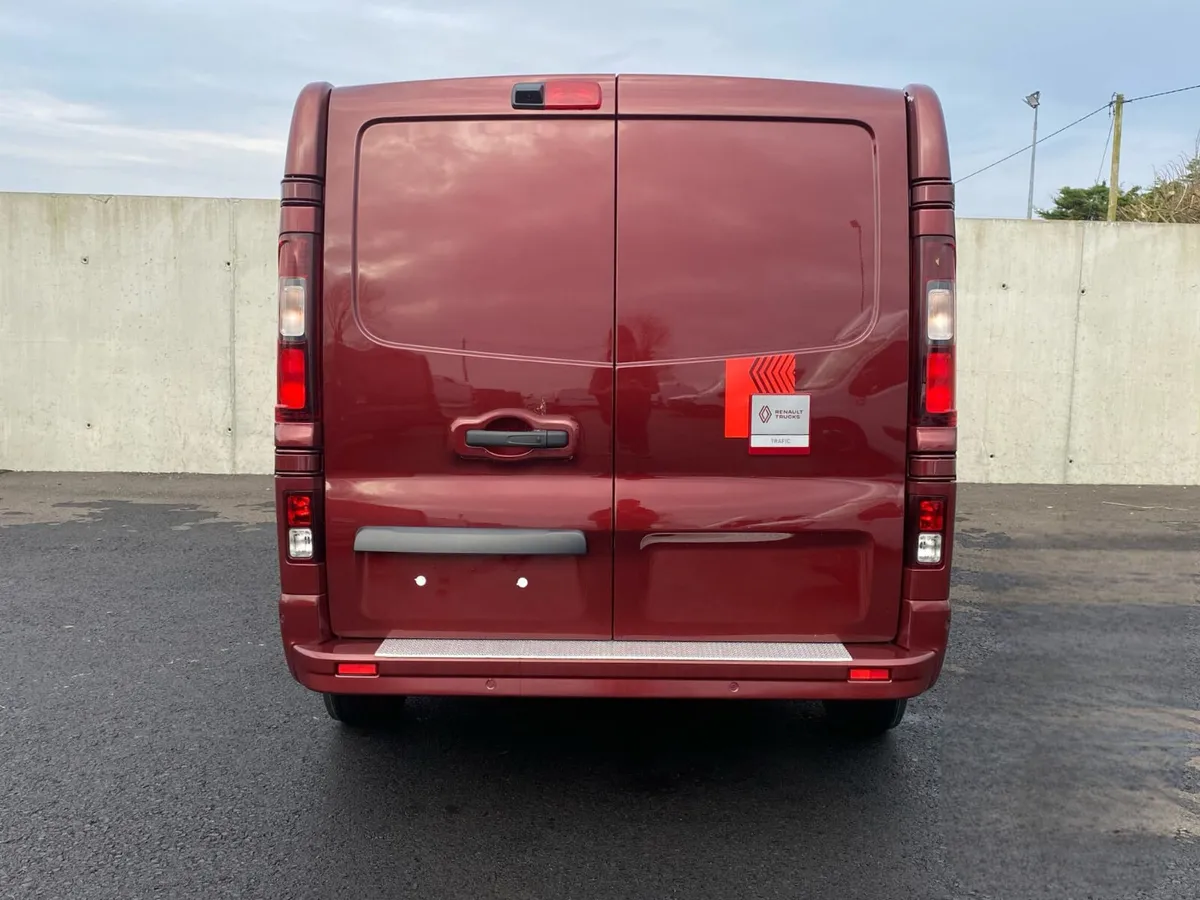 Renault Trafic Exclusive Carmen Red 150/170 HP - Image 3