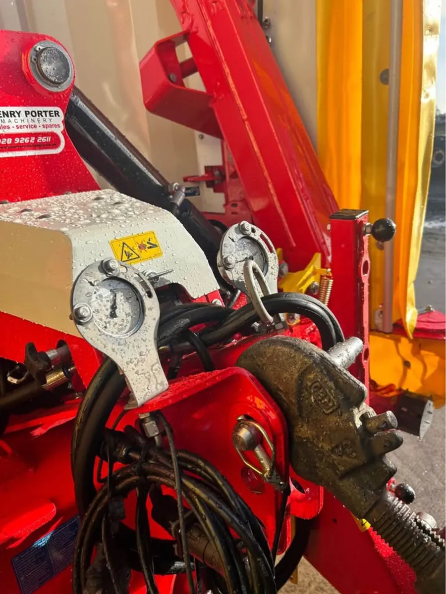 Pottinger V8400ED Butterfly Mowers - Image 4