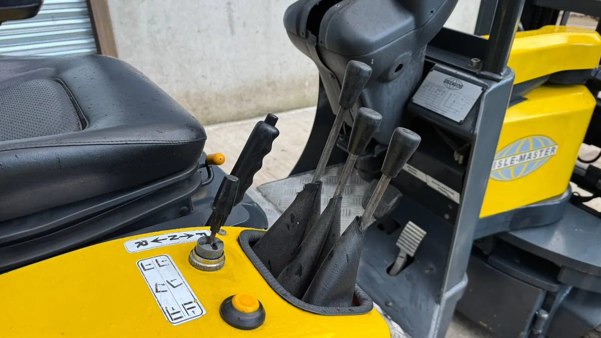 6 x Aisle-Master 1.5 & 2T E Narrow Aisle Forklifts - Image 4