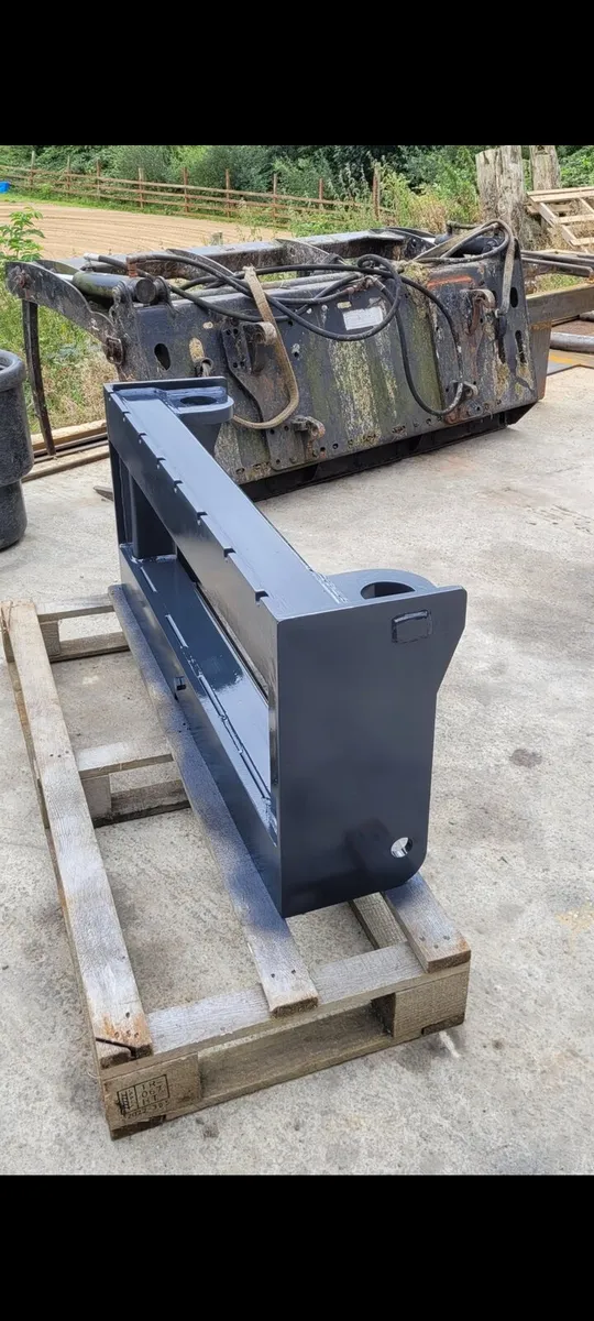 Pin and cone pallet fork carriage - Image 1