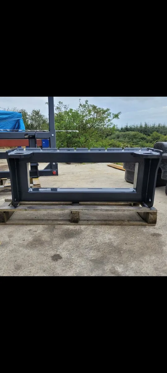 Pin and cone pallet fork carriage - Image 3