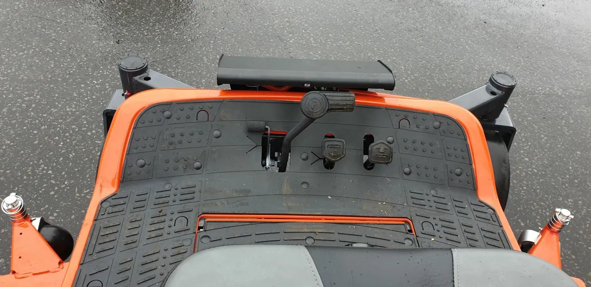 KUBOTA ZD1211 60" zero turn mower - Image 4