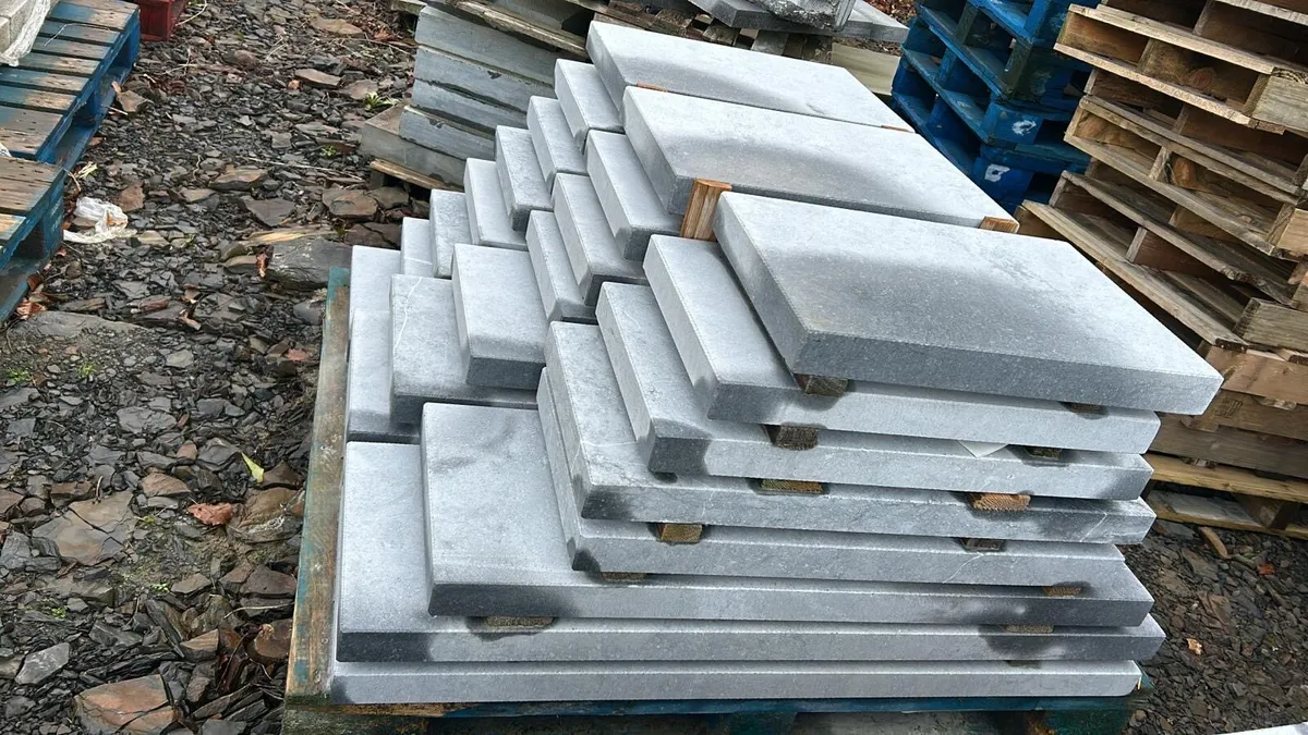 Random lengths limestone wall caps