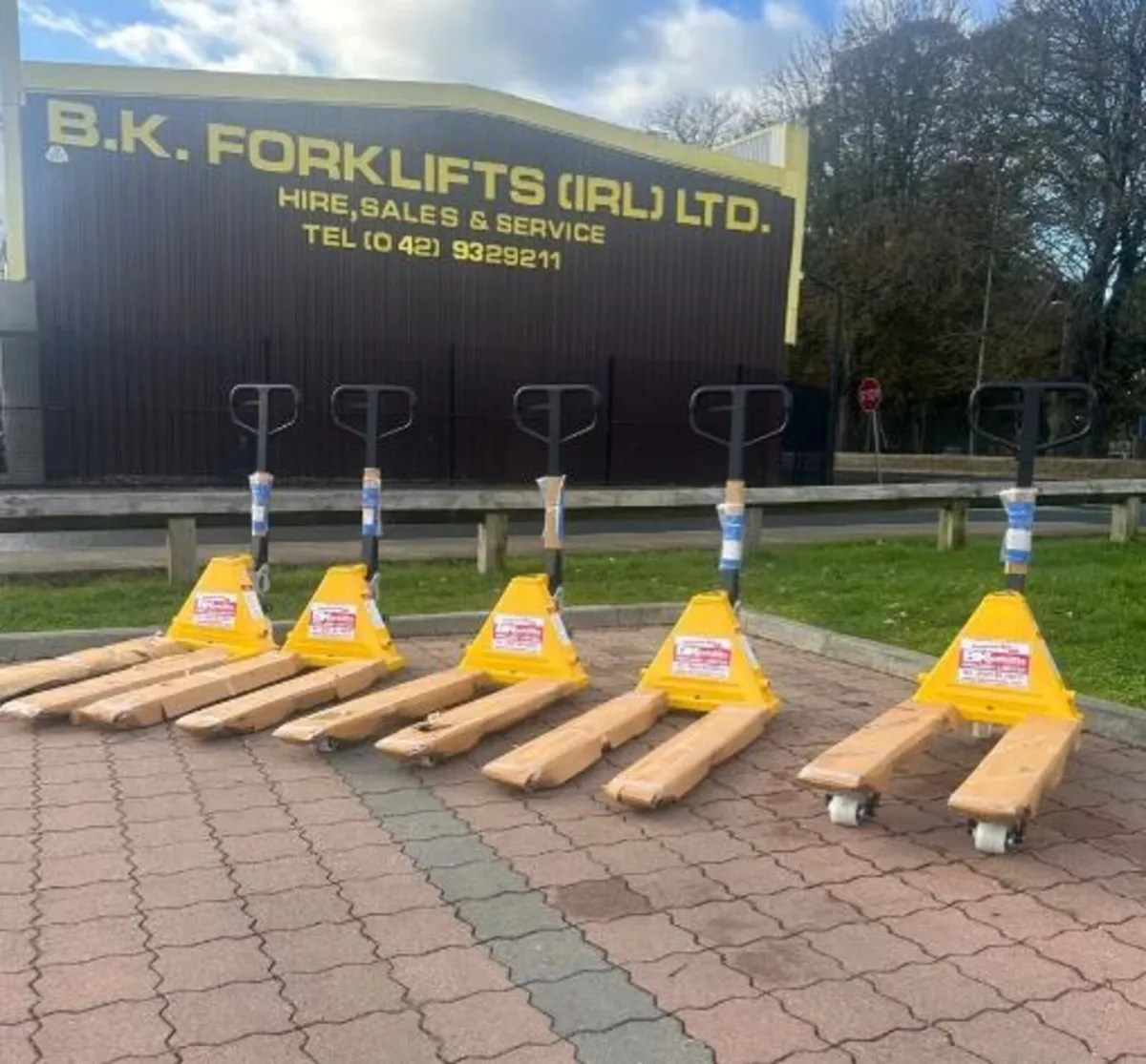 Pallet Trucks (New) - Image 1