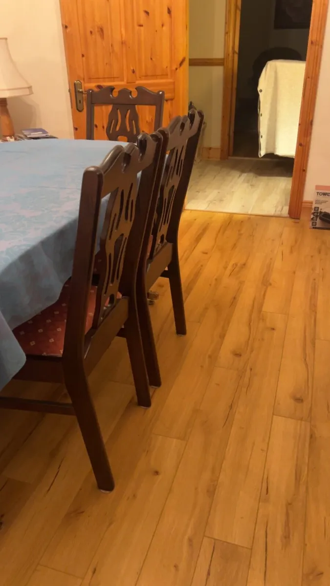 Table and chairs - Image 2