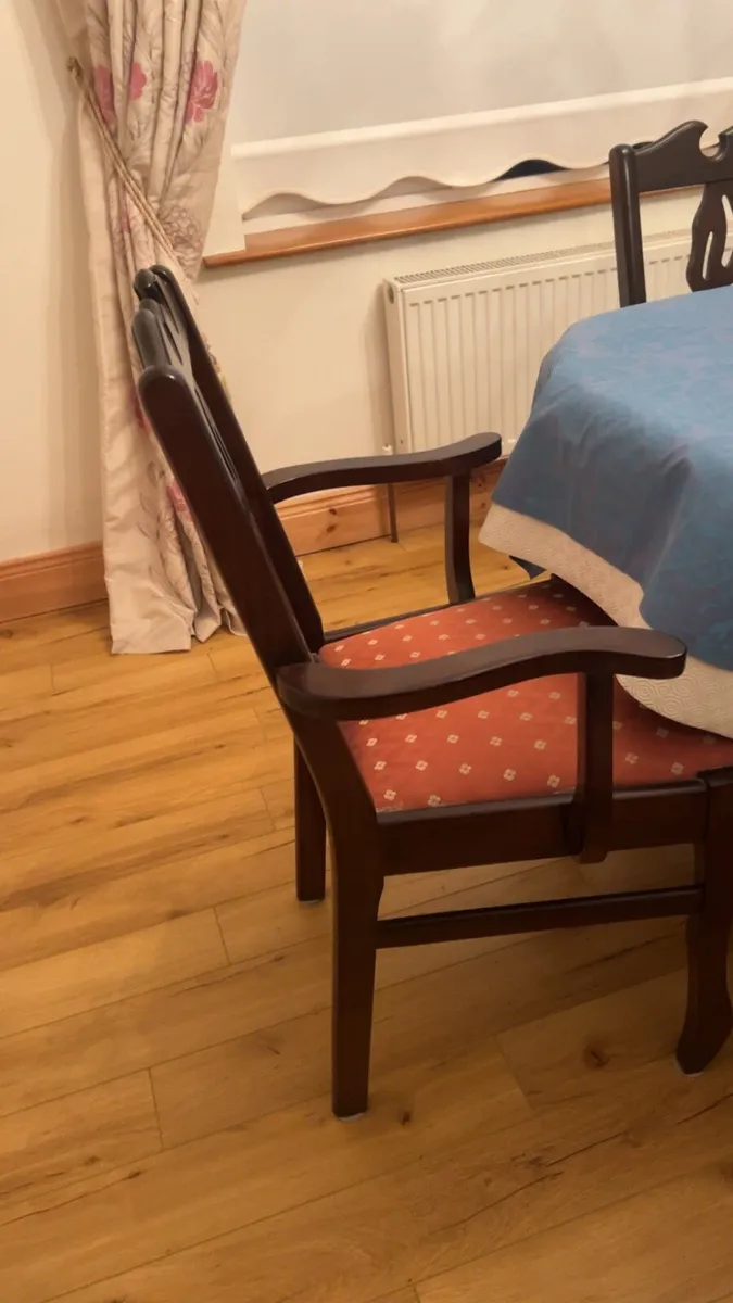 Table and chairs - Image 3