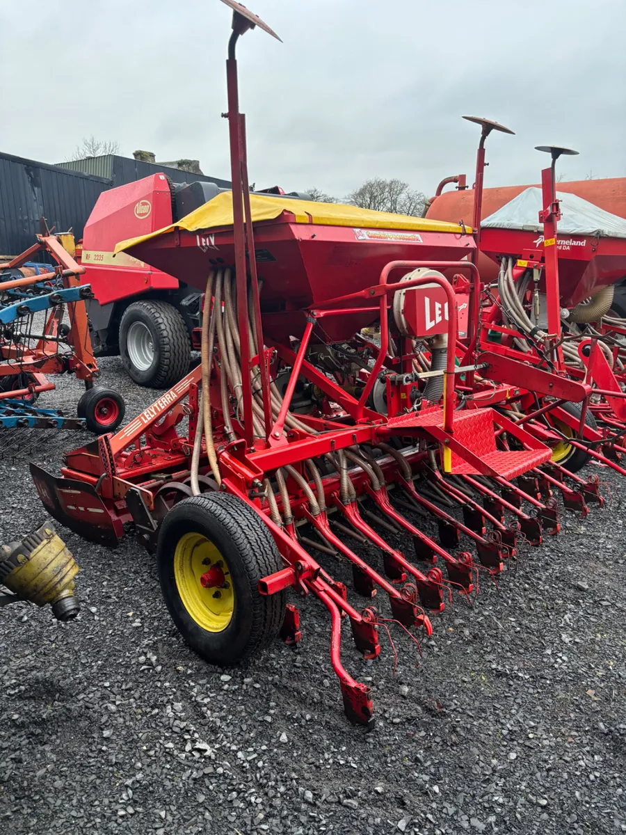 Lely Powerharrow and one pass - Image 4