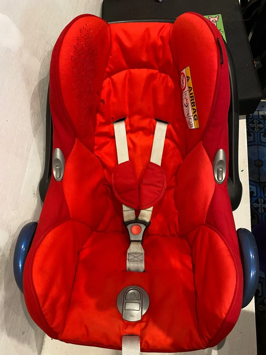 Maxi Cosi Newborn Car Seat with Isofix Base - Image 2