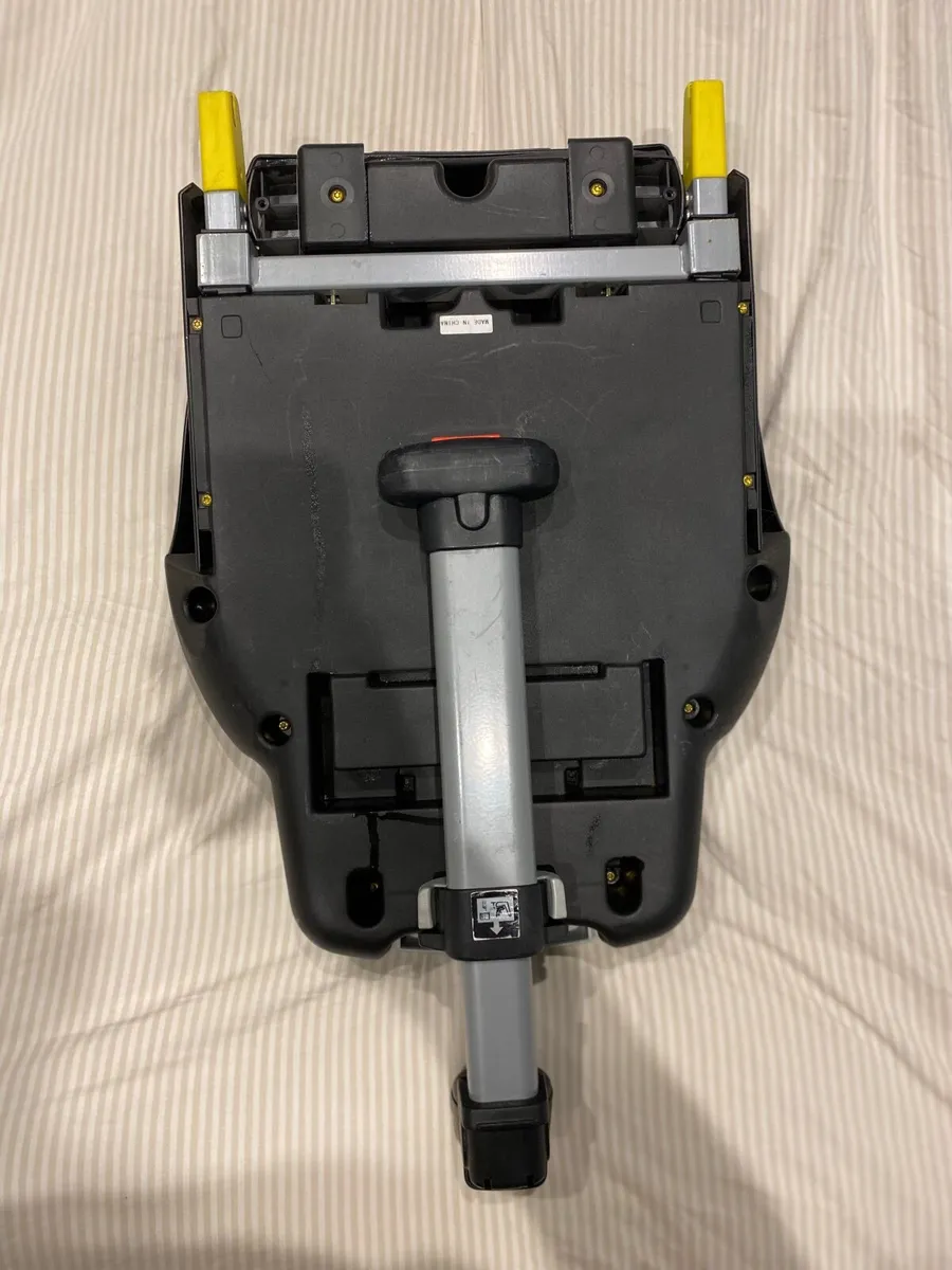 Maxi Cosi Newborn Car Seat with Isofix Base - Image 4