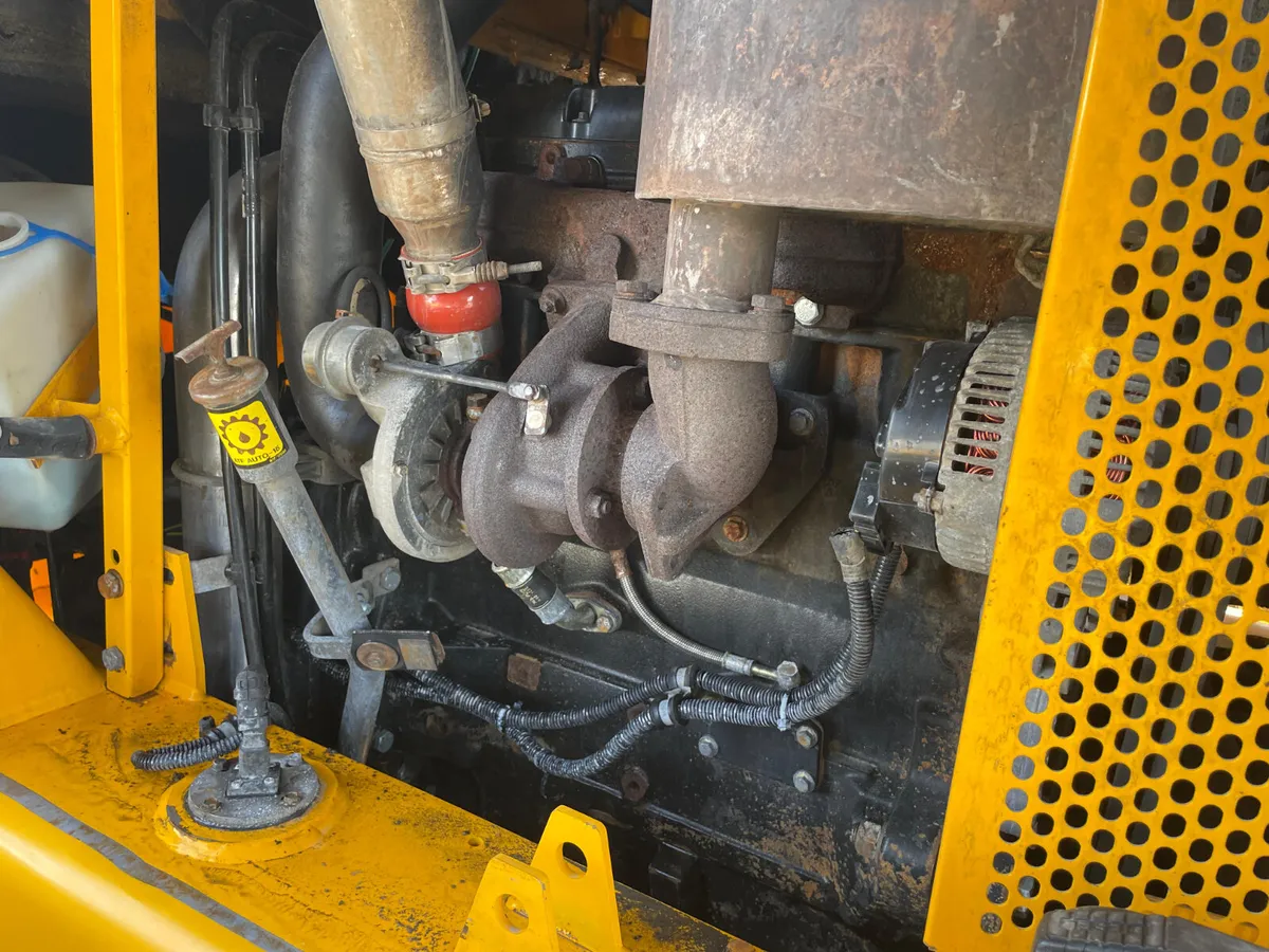 JCB 411 Loader - Image 3