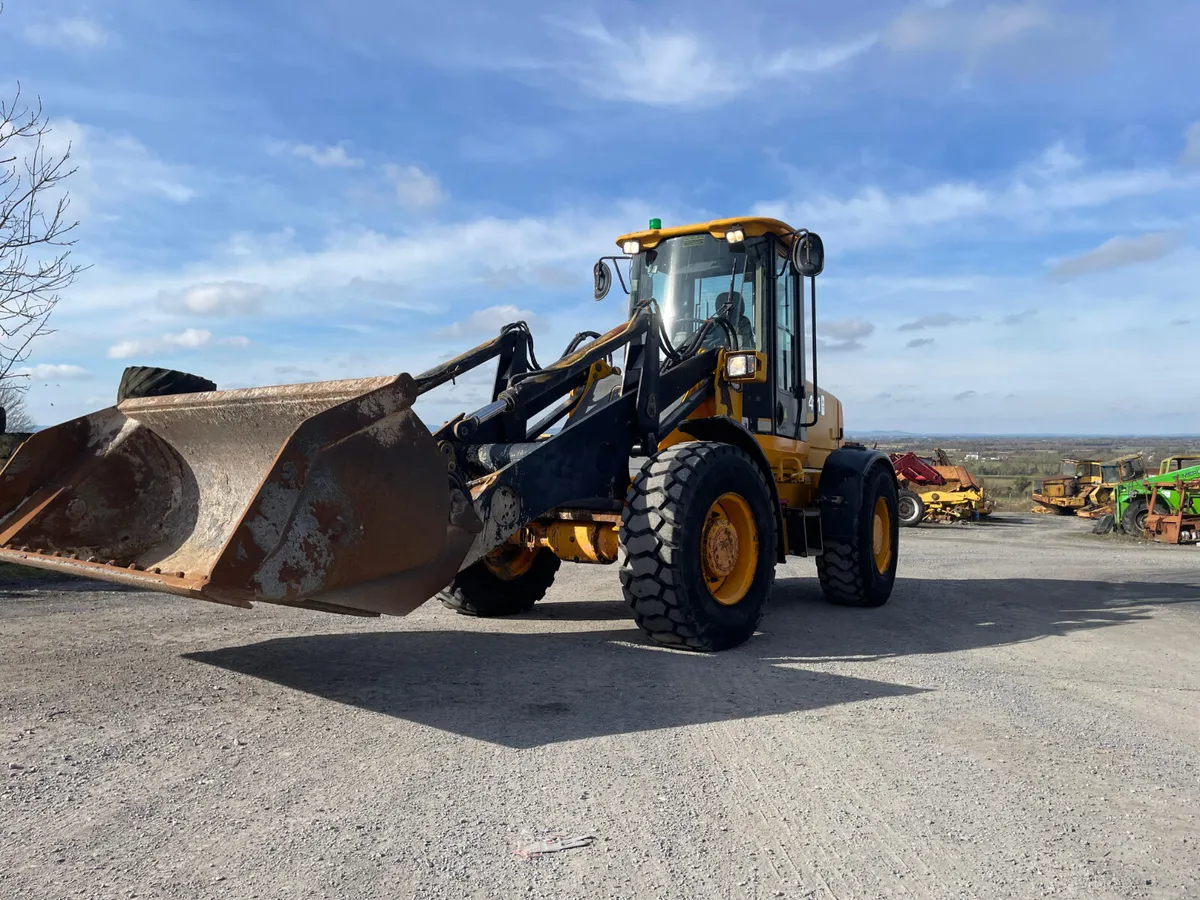 JCB 411 Loader - Image 1