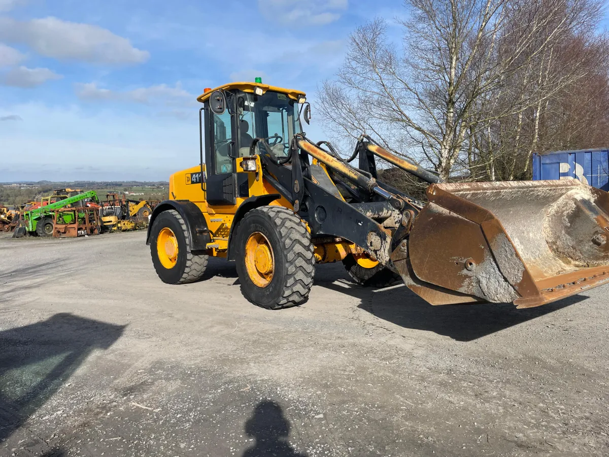 JCB 411 Loader - Image 2