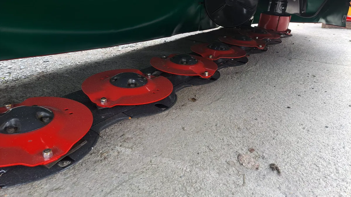 Kverneland 2828 Centre Pivot Mower - Image 3