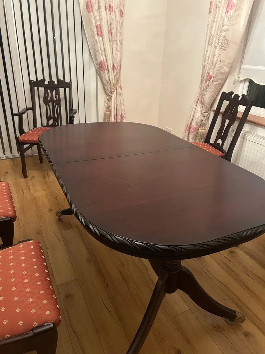 Table and chairs - Image 4