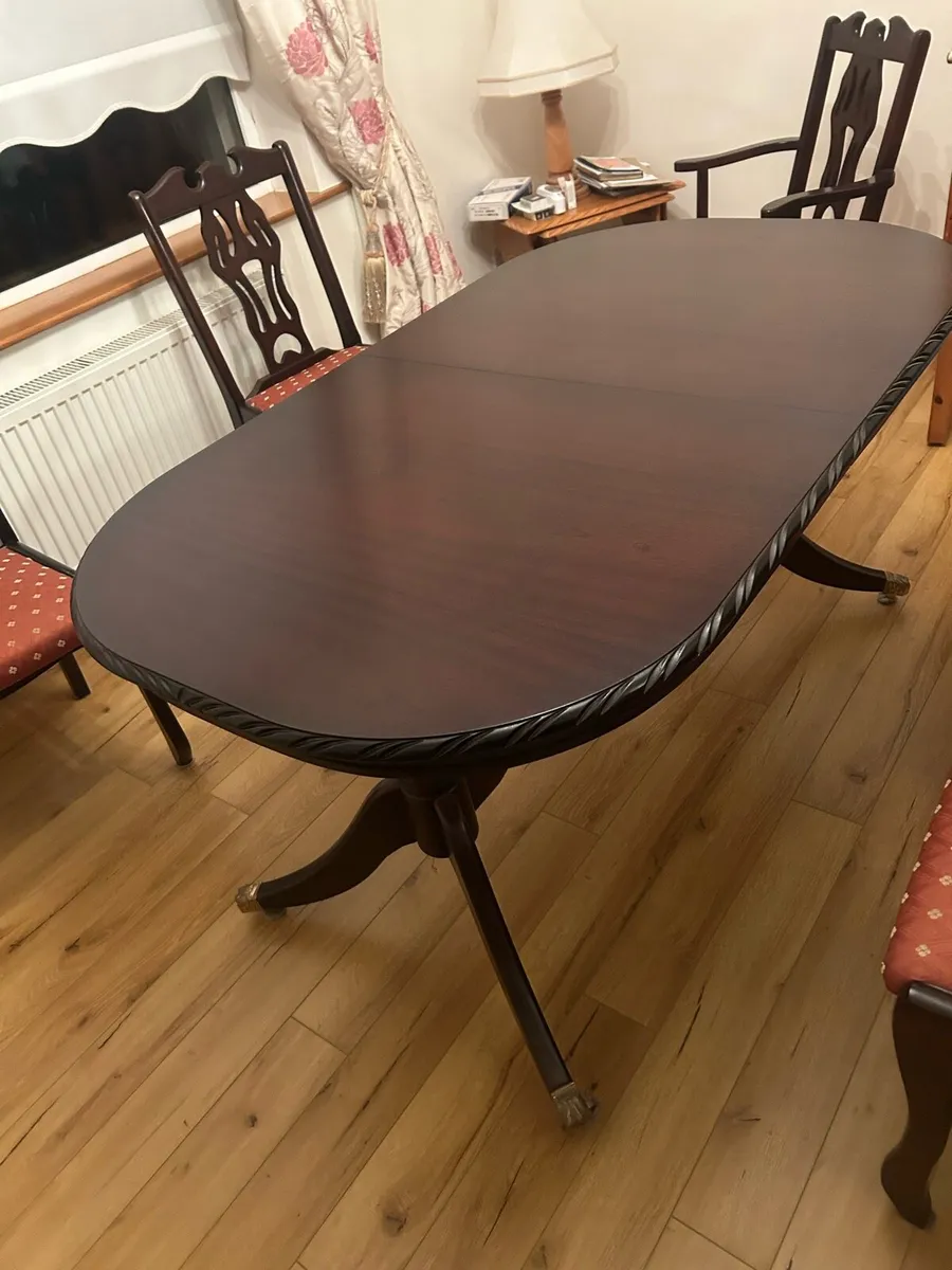 Table and chairs - Image 1