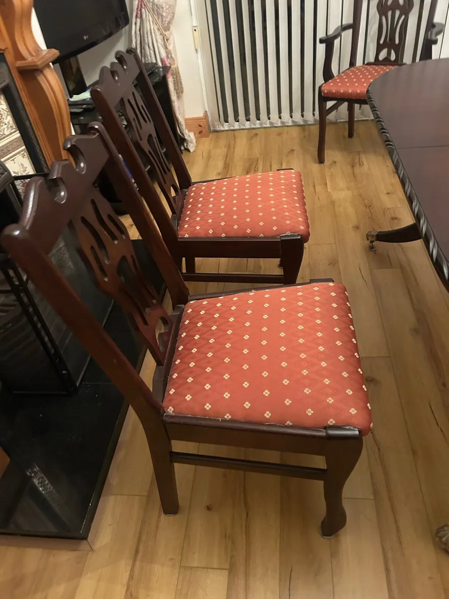 Table and chair - Image 3