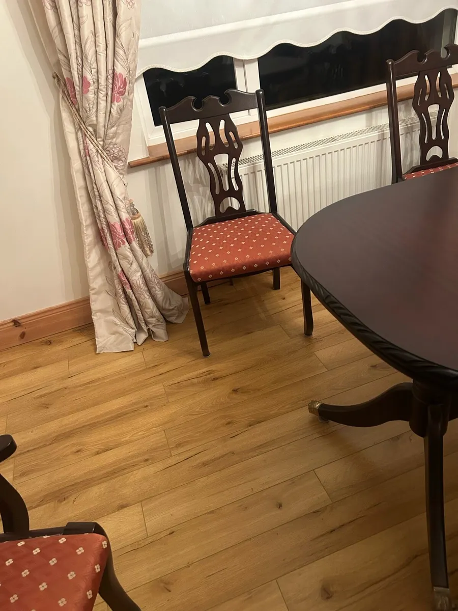 Table and chair - Image 4