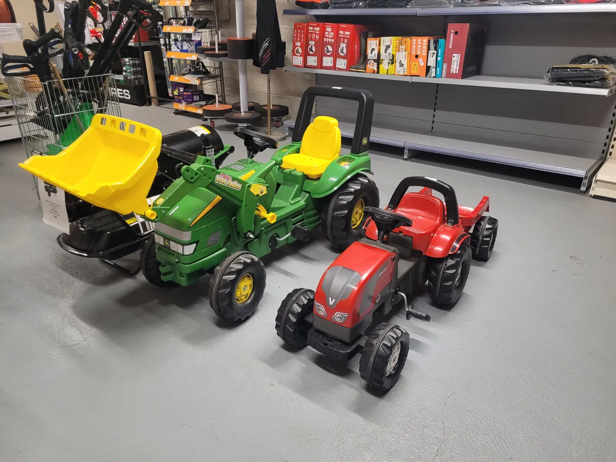 Pedal tractors Valtra/John Deere