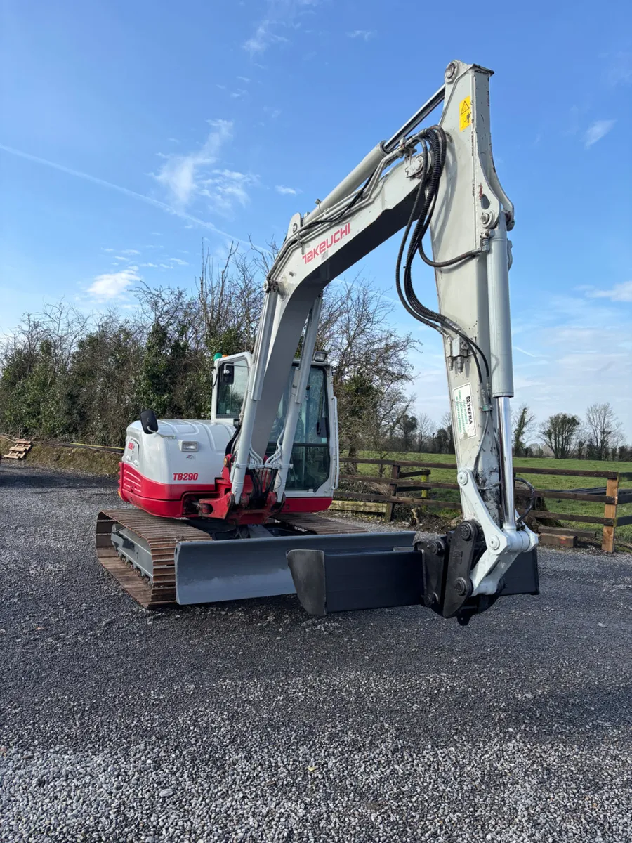 Takeuchi 8 ton digger - Image 2