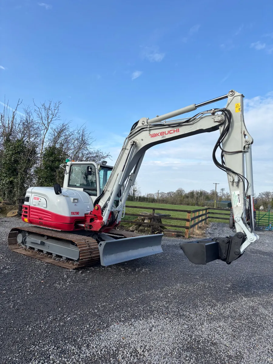 Takeuchi 8 ton digger - Image 4