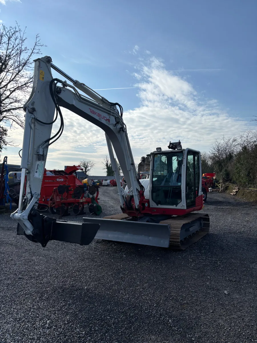 Takeuchi 8 ton digger - Image 3