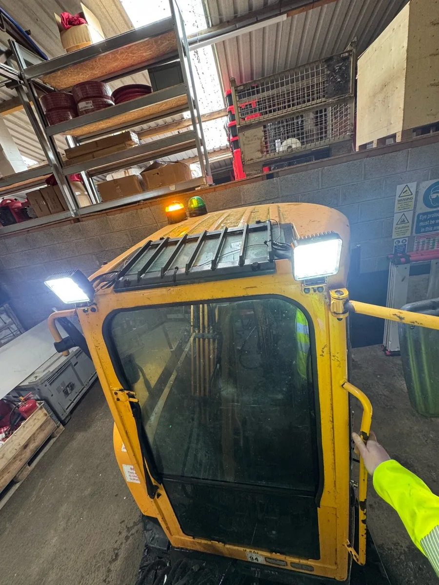 2016 2.7z 9 Hyundai Robex Mini Digger with Grab - Image 4