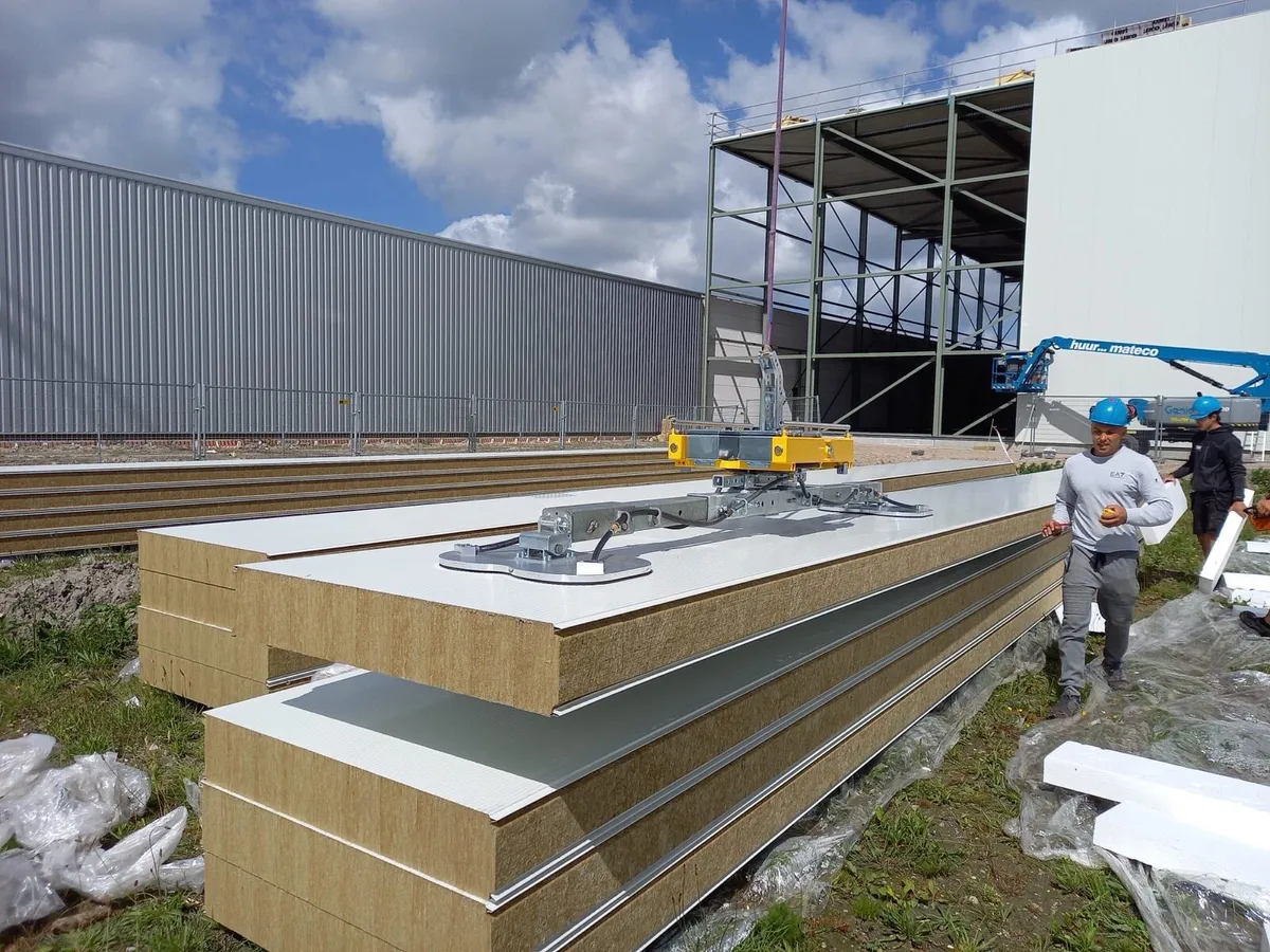 Clad panel Lifter - Image 1