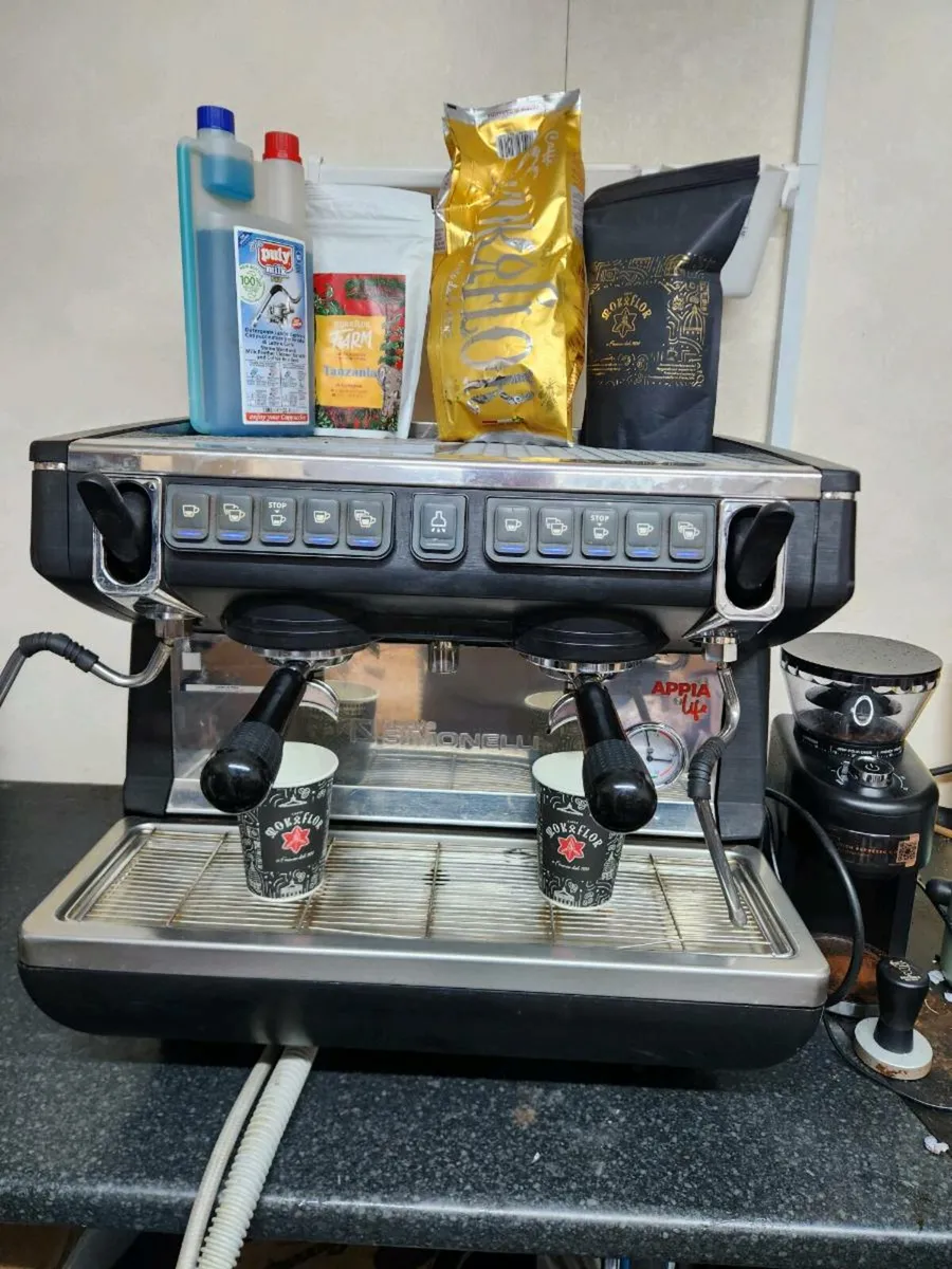 NOUVA Simonelli Appia life coffee machine - Image 1