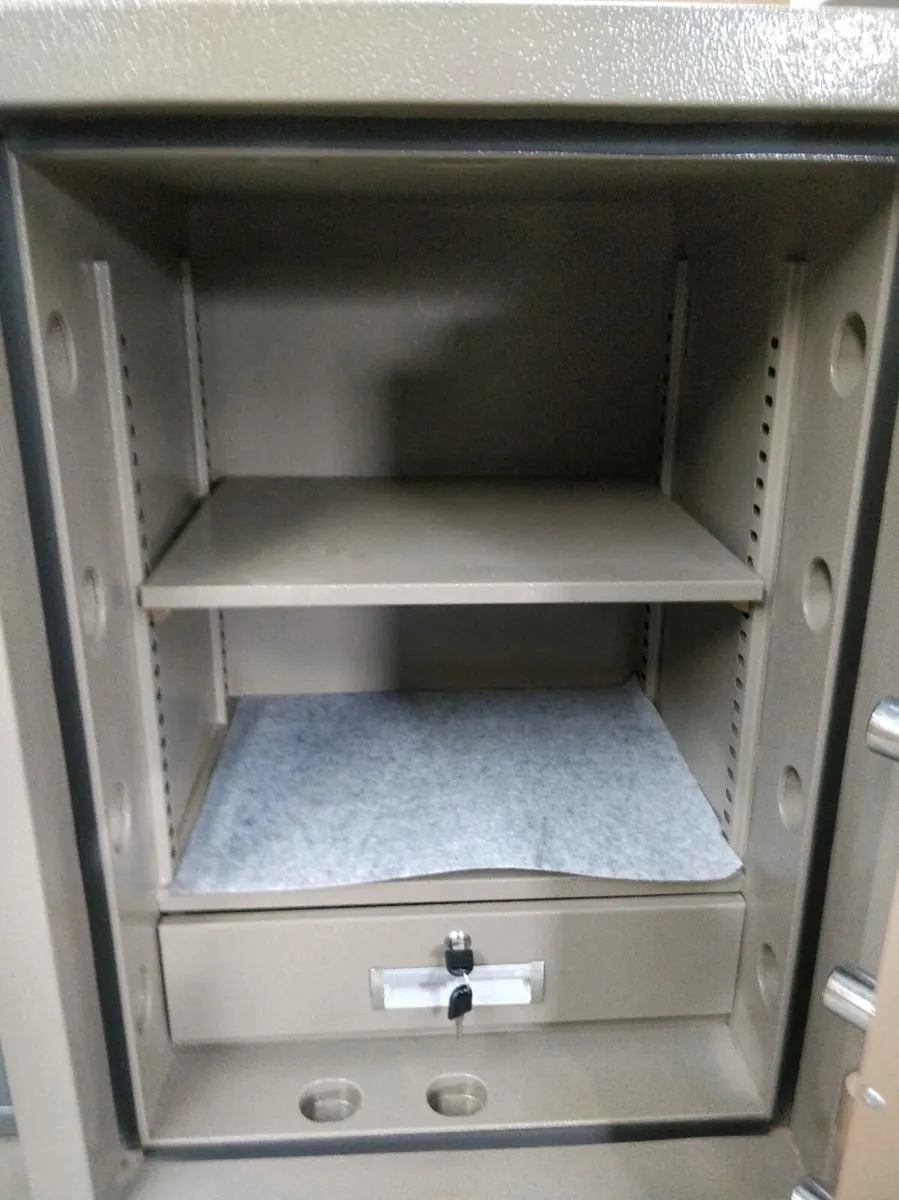 2 hour fire rated High Security safe - Image 3