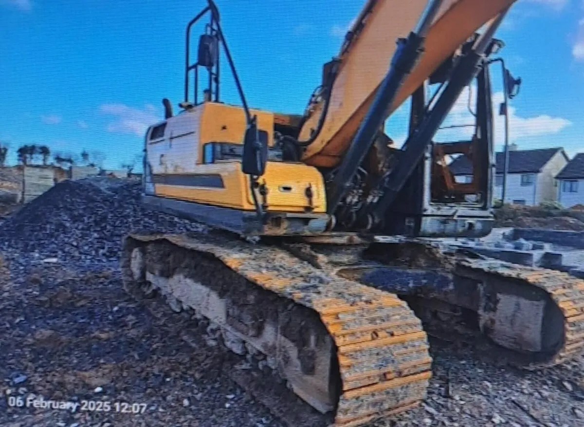 Hyundai hx 220L 2018 Cab burnt - Image 1