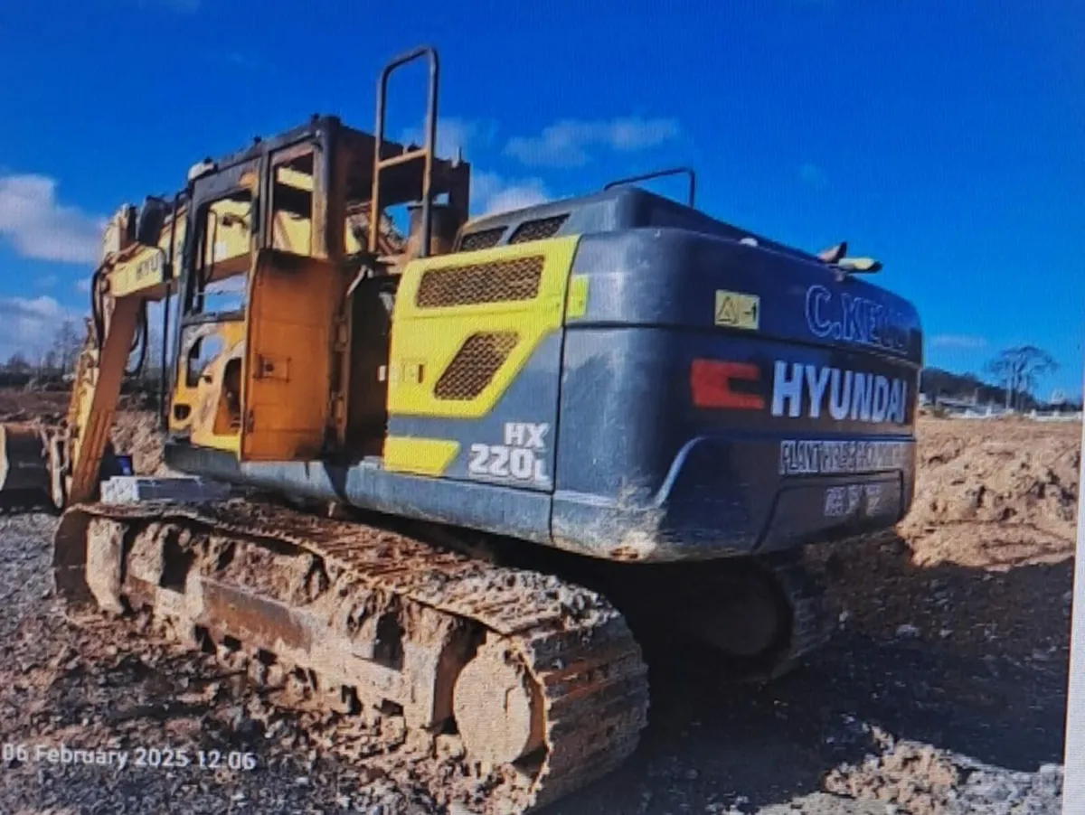 Hyundai hx 220L 2018 Cab burnt - Image 2