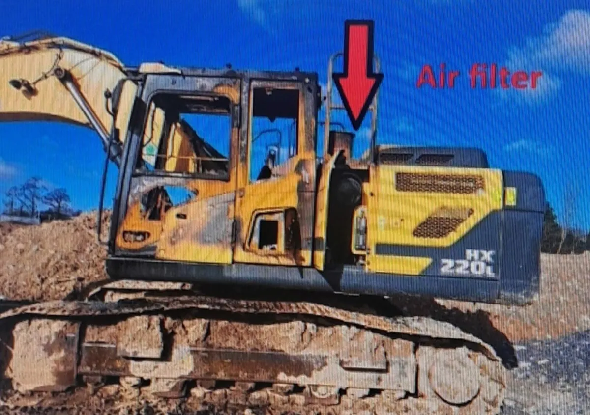 Hyundai hx 220L 2018 Cab burnt - Image 3