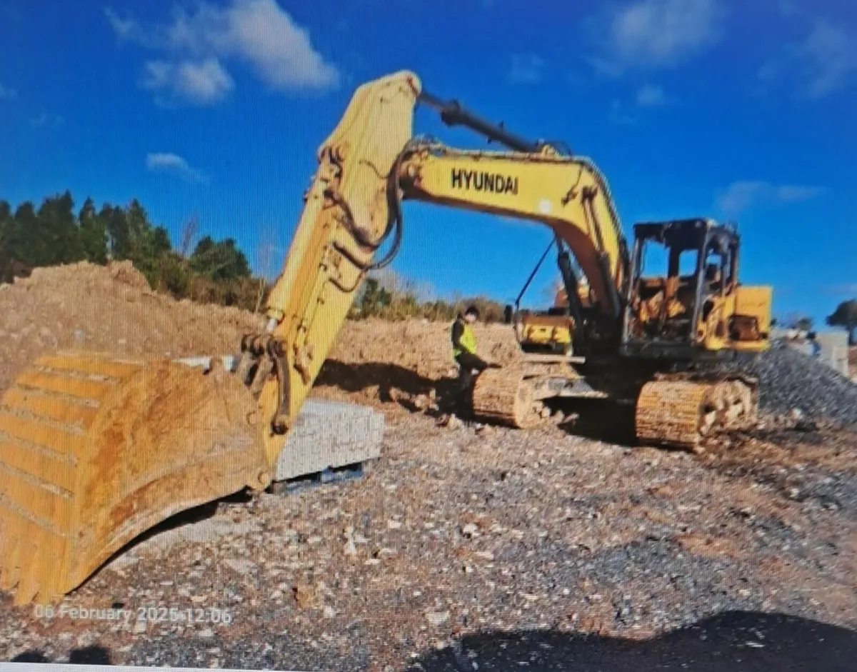 Hyundai hx 220L 2018 Cab burnt - Image 4