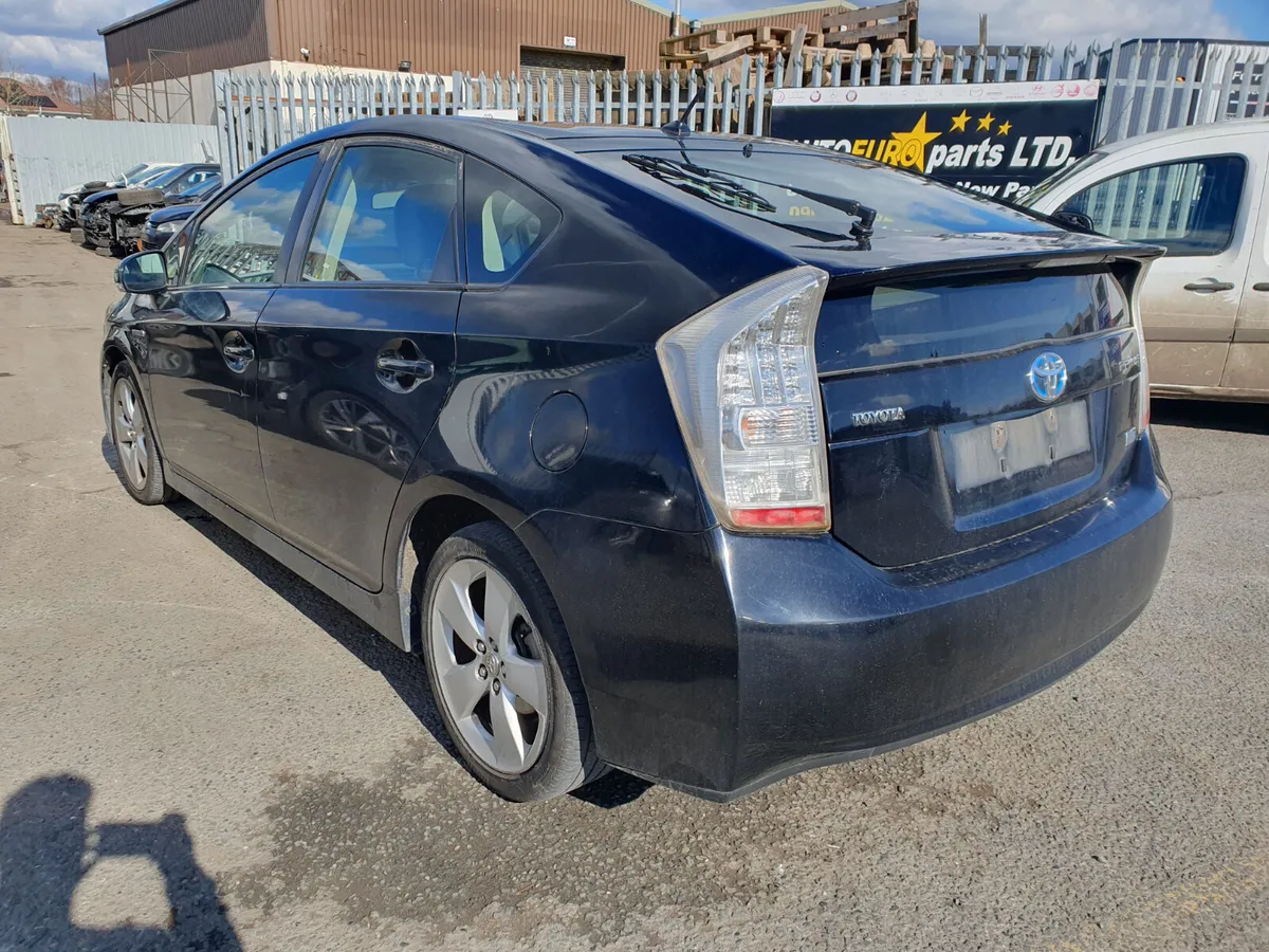 10 TOYOTA PRIUS  1.8 HYBRID FOR BREAKING - Image 4