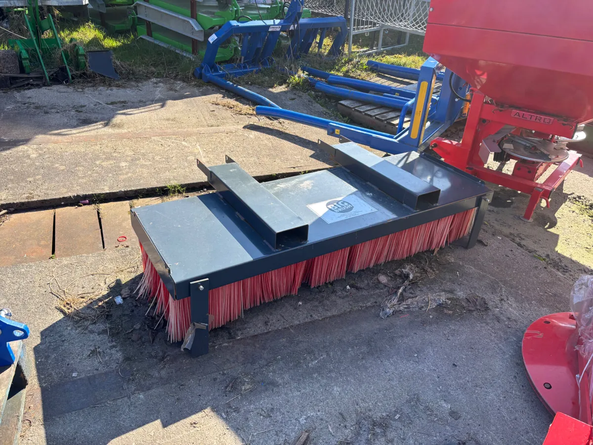 6ft brush for pallet forks - Image 2