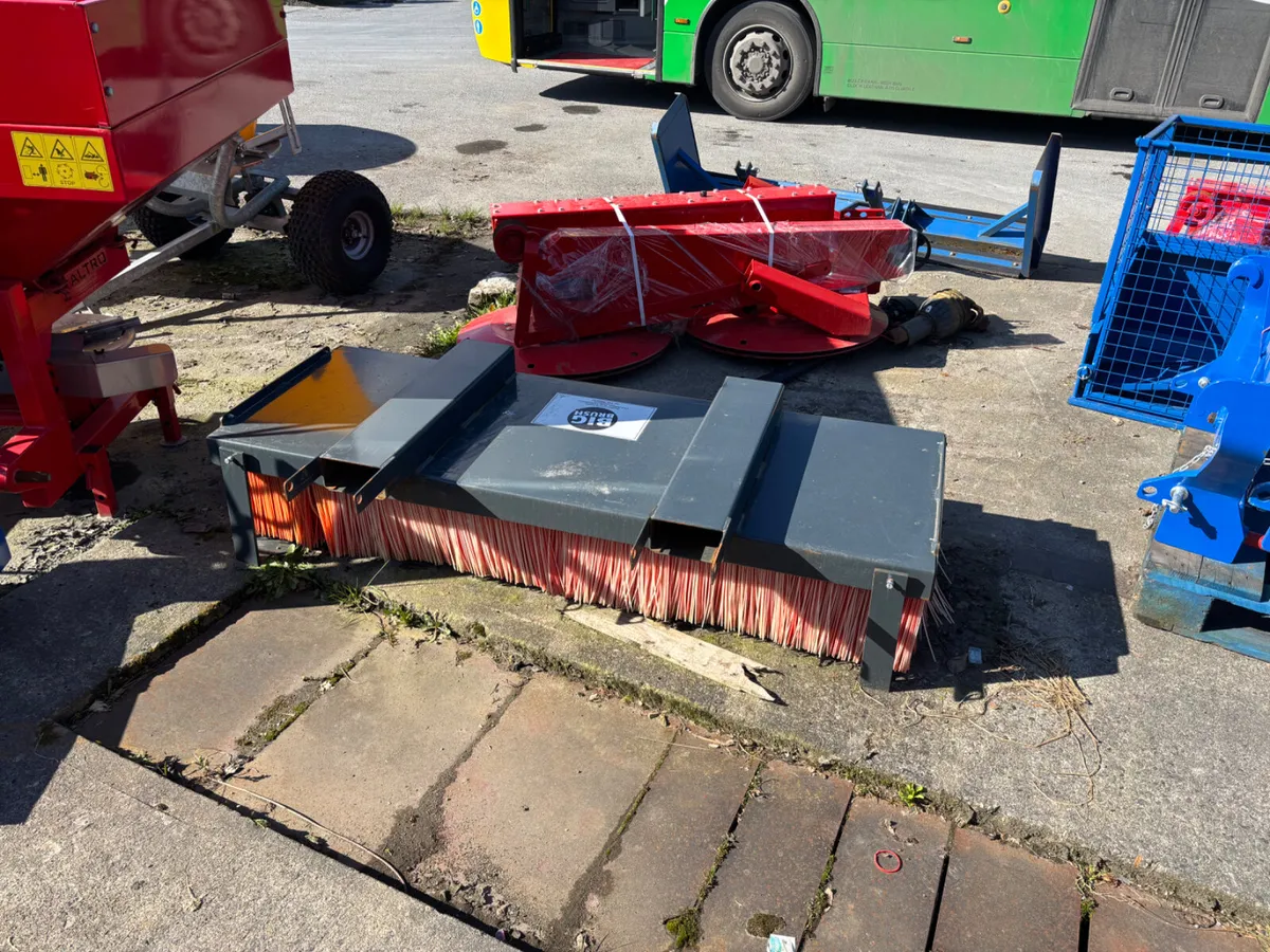 6ft brush for pallet forks - Image 1