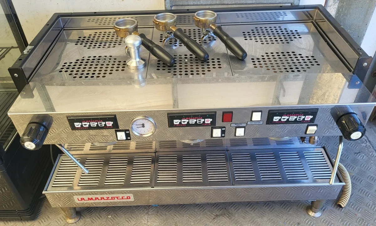 COMMERCIAL COFFEE MACHINE.  LA MARZOCCO  LINEA 3 - Image 2