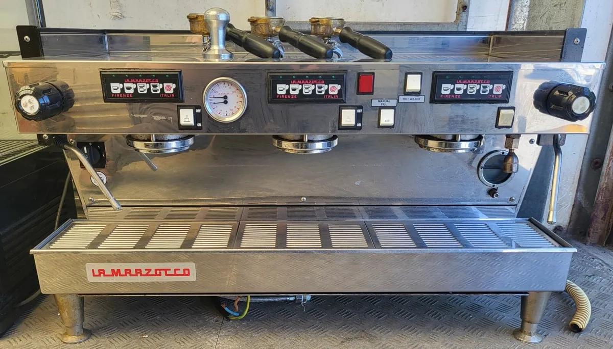 COMMERCIAL COFFEE MACHINE.  LA MARZOCCO  LINEA 3 - Image 1