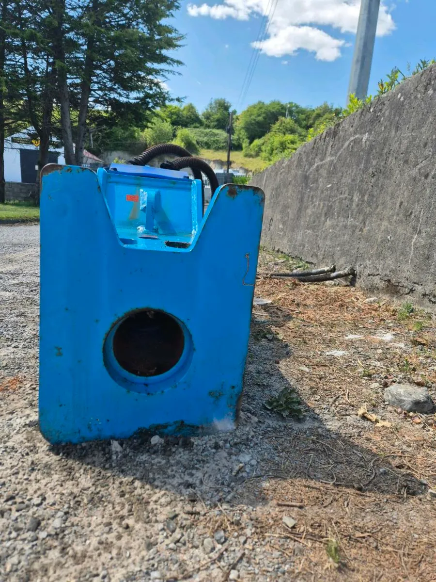 Hydro Khan Rock breaker suit 20-30 ton machine - Image 3