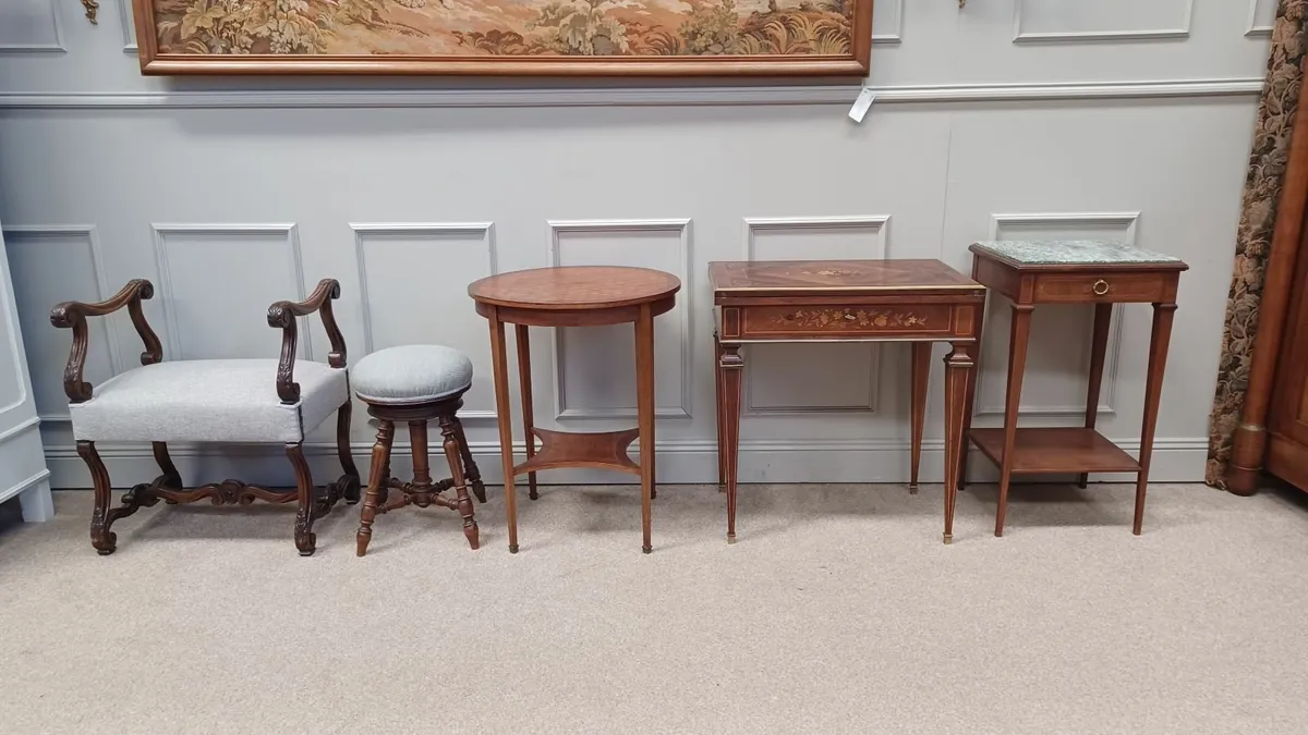 Two piano seats and three tables - Image 1