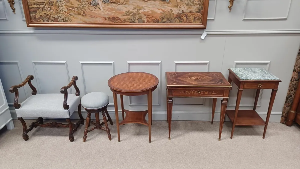 Two piano seats and three tables - Image 2