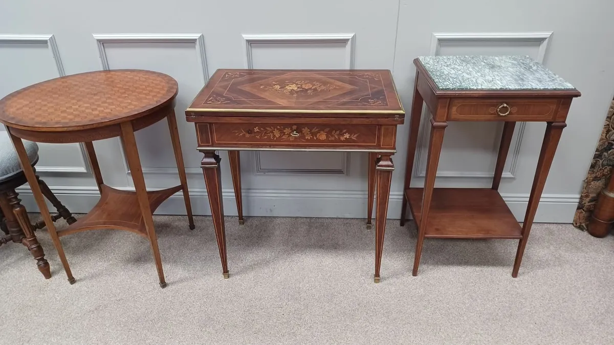 Two piano seats and three tables - Image 4