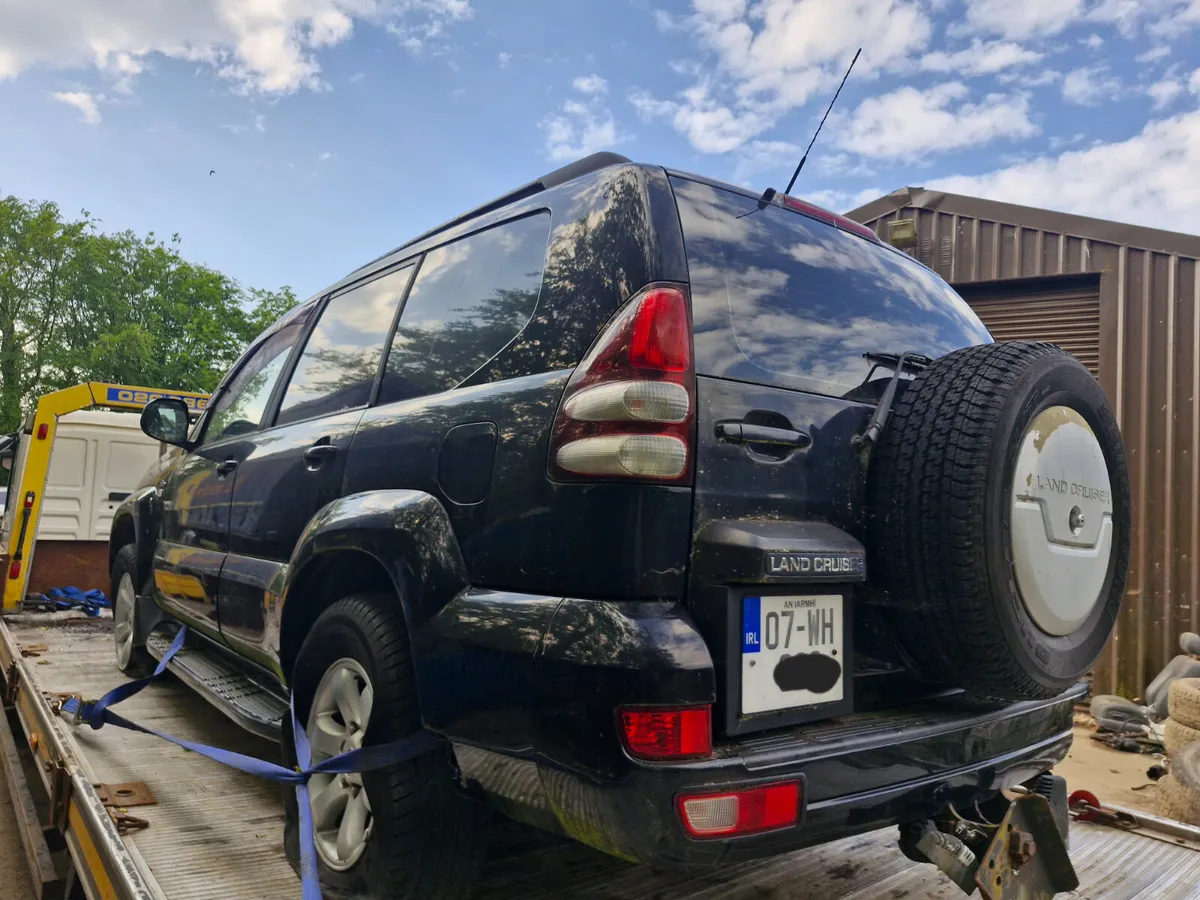 Toyota landcruiser 03 to 10 breaking for parts - Image 3