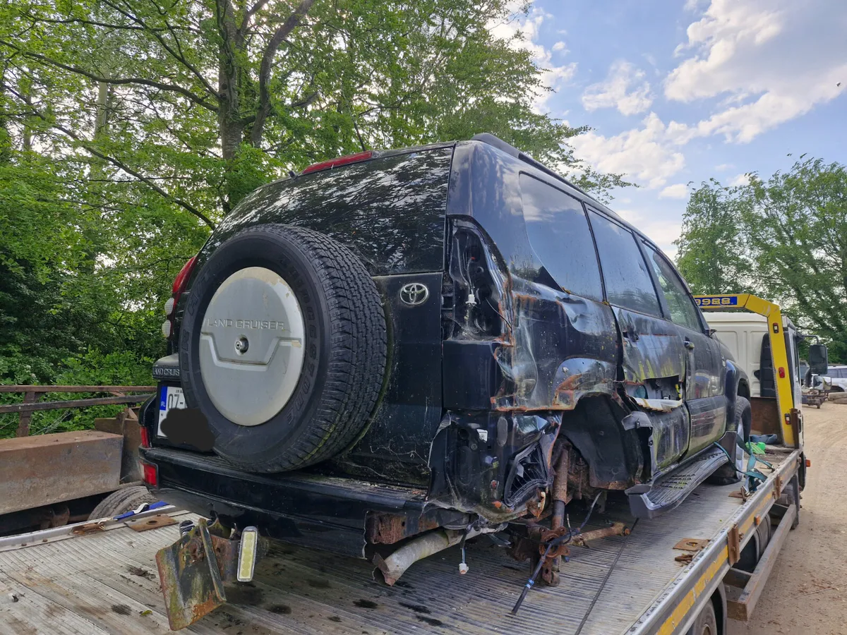 Toyota landcruiser 03 to 10 breaking for parts - Image 4