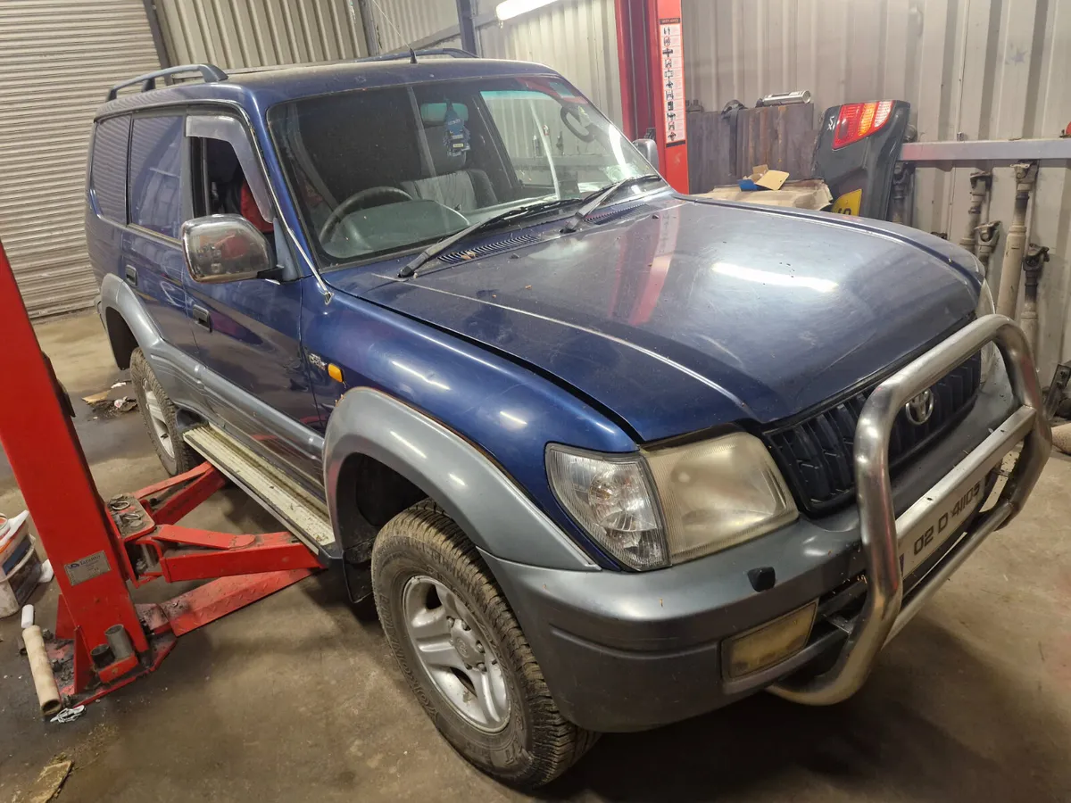 Toyota landcruiser 2002 breaking for parts - Image 1