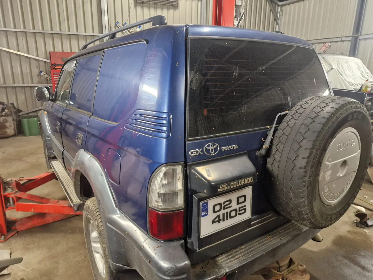 Toyota landcruiser 2002 breaking for parts - Image 3