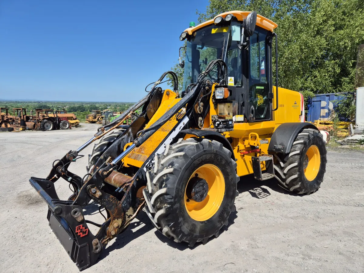 JCB 411 Loading Shovel - Image 1