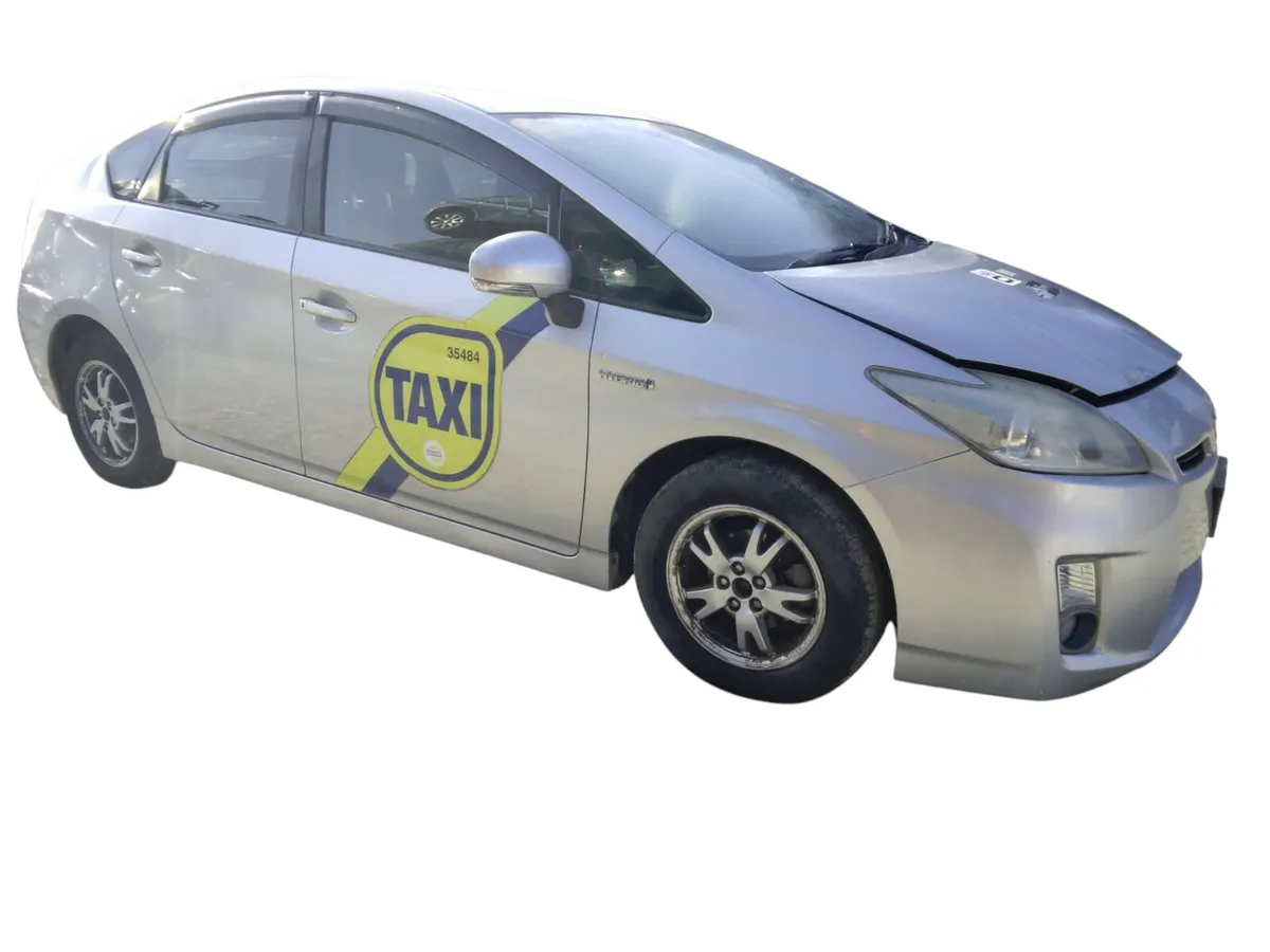 2011 TOYOTA PRIUS For Breaking/Dismantling - Image 1